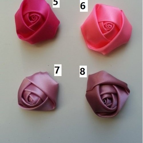 Numéro 8  fleur de satin bouton de rose rose  4 cm