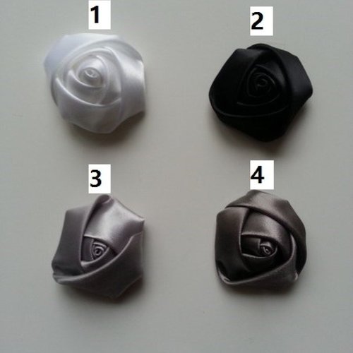 Numéro 3  fleur de satin bouton de rose gris clair  4 cm