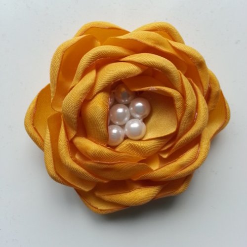 Fleur satin de soie centre perle 55mm jaune moutarde