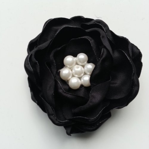 Fleur satin de soie centre perle 55mm noir