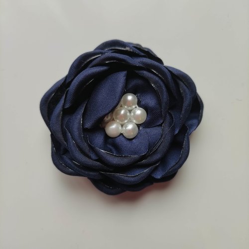 Fleur satin de soie centre perle 55mm bleu marine