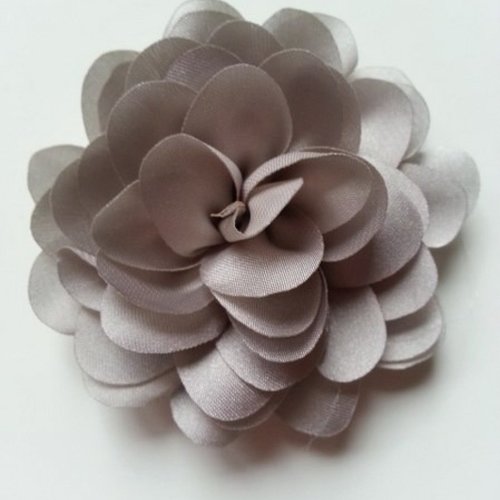 Fleur en mousseline de soie de 60mm gris