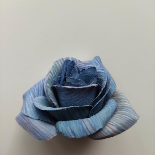 Jolie rose artificielle en tissu de 50mm bleue