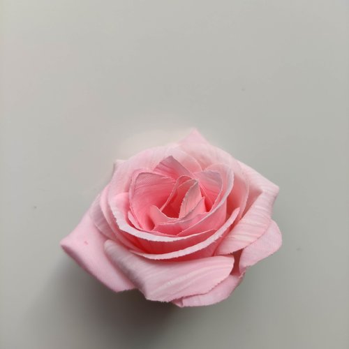 Jolie rose artificielle en tissu de 50mm rose pale
