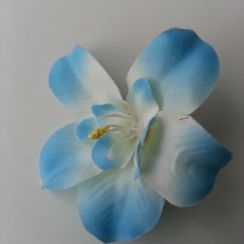 Orchidée artificielle en tissu bleu