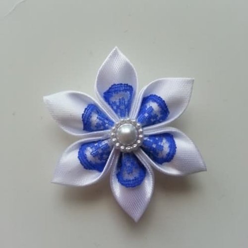 5 cm fleur de satin blanche et dentelle bleu royal petales pointus