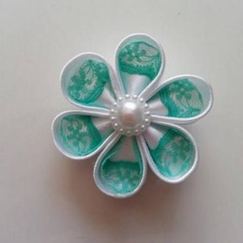 5 cm fleur de satin blanc et dentelle verte petales ronds