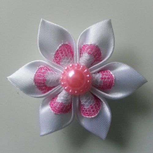 5 cm fleur de satin blanc et dentelle blanche et rose petales pointus