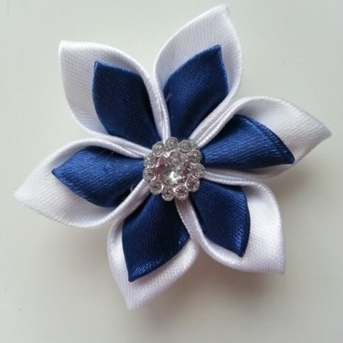 5 cm fleur de satin double blanche et bleu marine   petales pointus