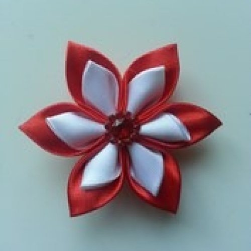 5 cm fleur de satin blanche et rouge  petales pointus