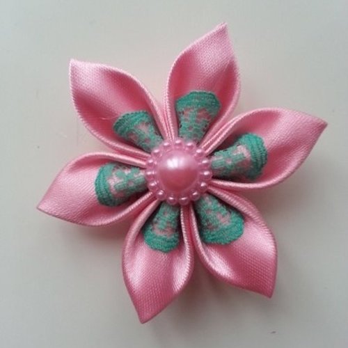 5 cm fleur de satin rose et dentelle verte petales pointus