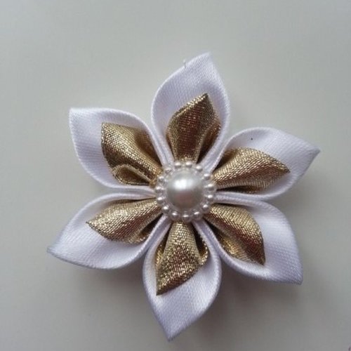 5 cm fleur de satin blanche et dorée /or   petales pointus