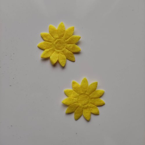 Lot de 2  fleurs en  feutrine jaune  40mm