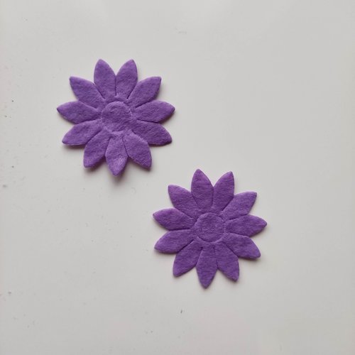 Lot de 2  fleurs en  feutrine violet  40mm