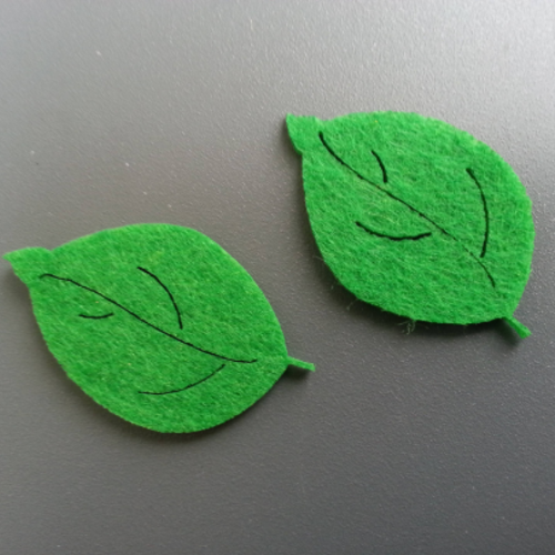 Lot de 2 feuilles en feutrine   4.5cm *3cm vert foncé