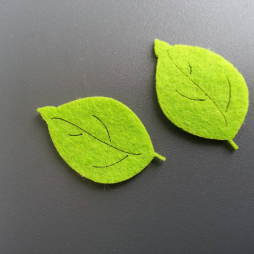 Lot de 2 feuilles en feutrine   4.5cm *3cm vert clair