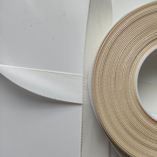 Un mètre de ruban polyester ivoire   25mm