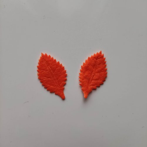 Lot de 2  feuilles arbre en  feutrine  31*18mm orange