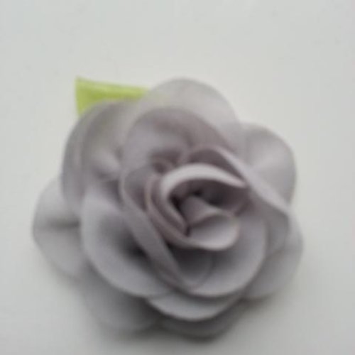 Fleur en mousseline avec feuille gris 50mm