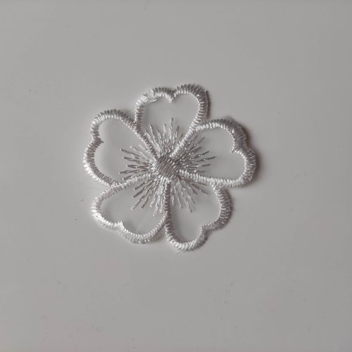 Fleur en dentelle blanche  50mm