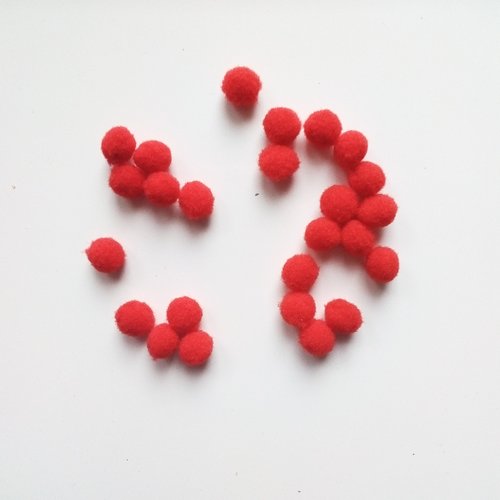 Lot de 25 petits pompons de couleur  8mm rouge
