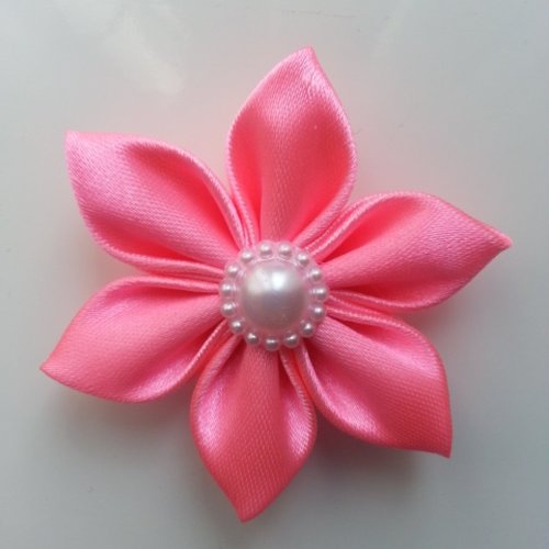 5 cm fleur de satin rose bonbon  petales pointus