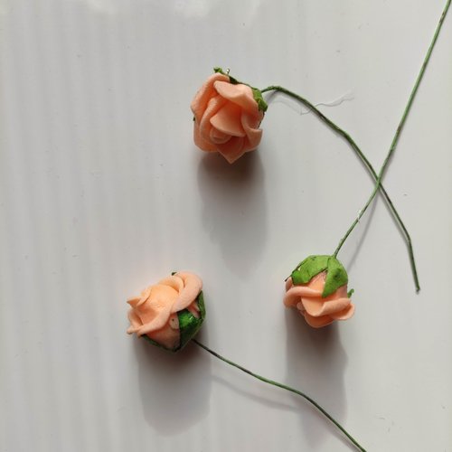 Lot de 3 fleurs rose en mousse peche sur tige   2 à 2.5cm