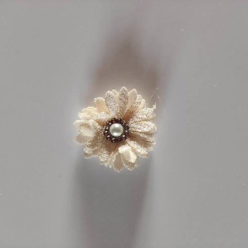 Petite fleur en tissu 25 mm avec centre perle strass ivoire