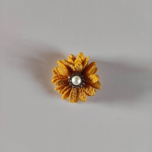 Petite fleur en tissu 25 mm avec centre perle strass jaune moutarde