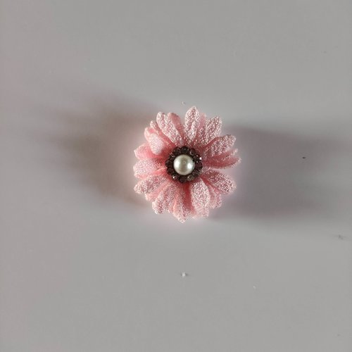 Petite fleur en tissu 25 mm avec centre perle strass rose pale