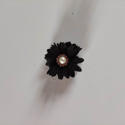 Petite fleur en tissu 25 mm avec centre perle strass noir