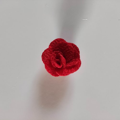 Petite fleur en tissu 25 mm rouge