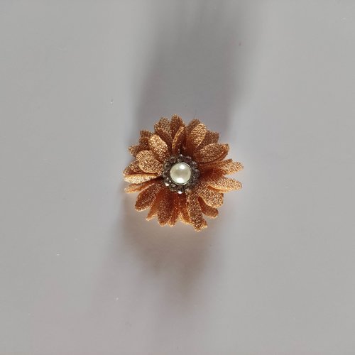 Petite fleur en tissu 25 mm avec centre perle strass beige