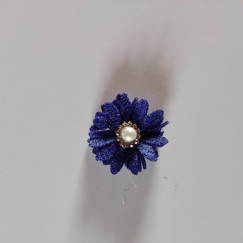Petite fleur en tissu 25 mm avec centre perle strass bleu roi royal