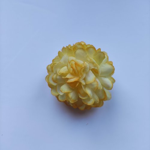 Fleur  pompon en tissu jaune et blanc 50mm
