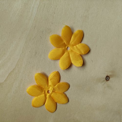 Lot de 2 appliques  fleur matelassées jaune poussin  60mm