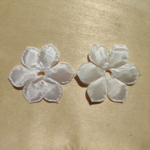 Lot de 2 appliques  fleur matelassées ivoire   45mm