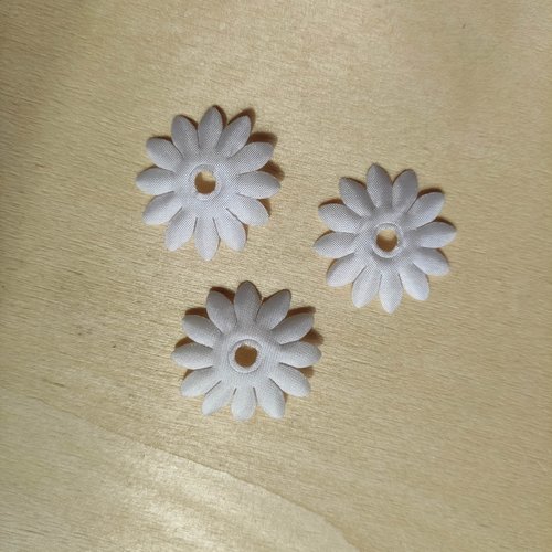 Lot de 3 appliques  fleur matelassées blanc   25mm