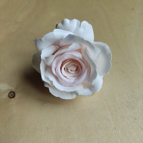 Tête de rose artificielle en tissu ivoire et rose pale 70mm