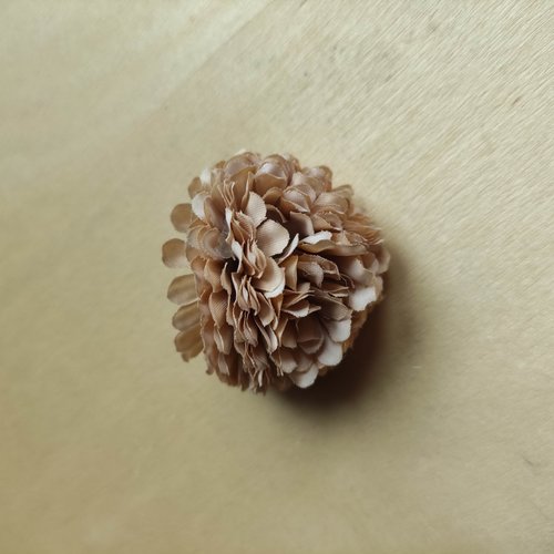 Fleur en tissu  oeillet de 45mm beige