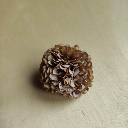 Fleur en tissu  oeillet de 45mm marron clair