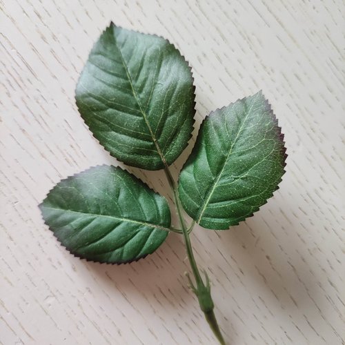 Tige de 3 feuilles de rose artificielles vertes