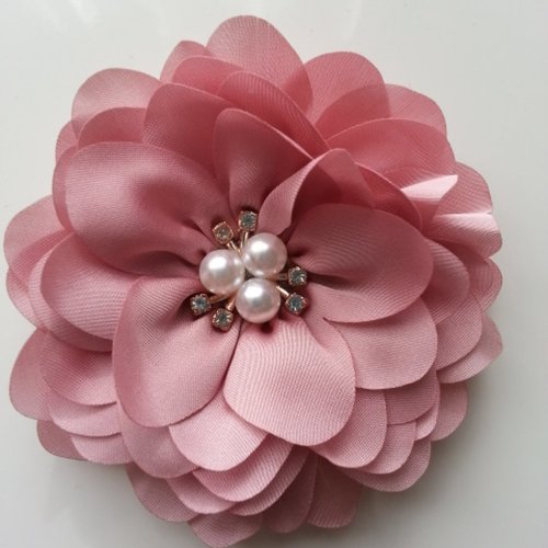 Grande fleur en satin de soie centre perle et strass 90mm vieux rose pale