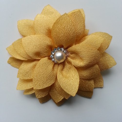 Fleur en tissu centre perle et strass 55mm jaune moutarde