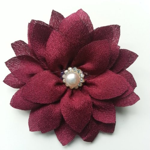 Fleur en tissu centre perle et strass 55mm bordeaux