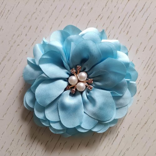 Grande fleur en satin de soie centre perle et strass 90mm bleu ciel