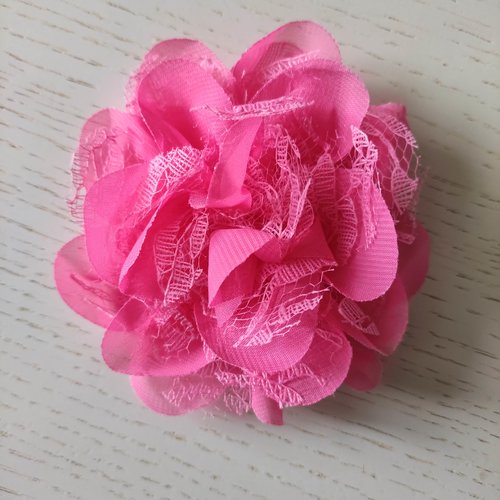 Fleur en mousseline  et dentelle 11cm rose fuchsia