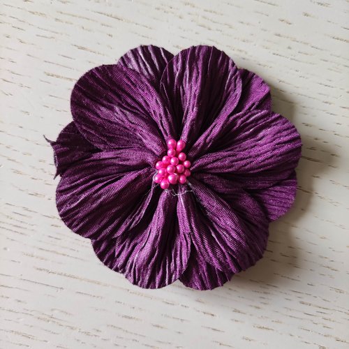 Fleur tissu plissé et pistils 80mm prune
