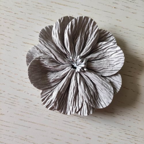 Fleur tissu plissé et pistils 80mm gris