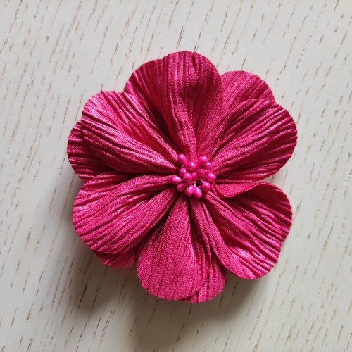Fleur tissu plissé et pistils 80mm rose fuchsia